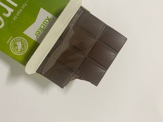 당류2g 자일리톨로 단맛을낸 슈카 퓨어비건 무설탕초콜릿 Xucker vegan 2개입 — 5점을 준 리뷰어가 2021년 4월 올린 사용 사진