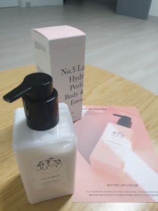 줄라이 모닝 _ JULY MORNING 줄라이모닝 하이드레이팅 퍼퓸드 바디앤핸드 에멀젼 — 5점을 준 리뷰어가 2021년 12월 올린 사용 사진