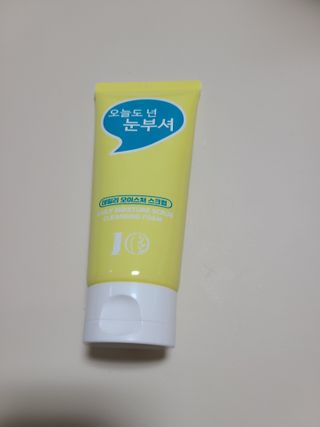 IO 아이오 오늘도 넌 눈부셔 - 데일리 스크럽 클렌징폼 — 5점을 준 리뷰어가 2021년 2월 올린 사용 사진