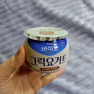 매일바이오 그릭요거트 오리지널 플레인 4개, 로스터리 커피믹스 4개 — 4점을 준 리뷰어가 2021년 12월 올린 사용 사진
