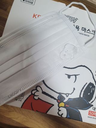 JHWORLD 스누피 마스크 정품 스누피 KF-AD 국내 비말차단 아동용 성인용 일회용 덴탈마스크 50매 — 3점을 준 리뷰어가 2021년 6월 올린 사용 사진