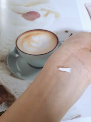 러브모아 향수 고체향수 승무원 고체향수 바르는 향수 니치향수 도손 우드세이지 앤 씨솔트 — 5점을 준 리뷰어가 2022년 11월 올린 사용 사진