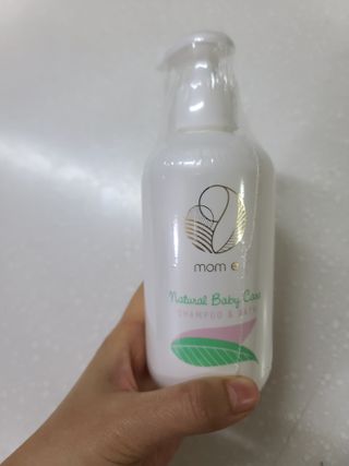 mom e 맘이 내추럴 베이비 케어 샴푸앤바스+로션 — 5점을 준 리뷰어가 2021년 1월 올린 사용 사진