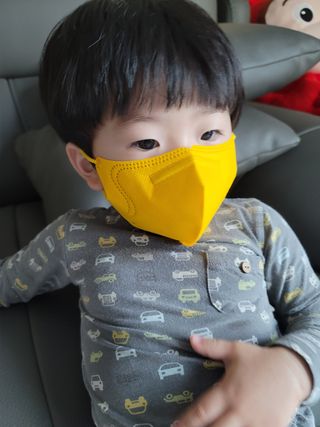 [블루 본 아이노우] 유아용 컬러마스크 40 PCS SET 2중 택 1 — 5점을 준 리뷰어가 2021년 5월 올린 사용 사진