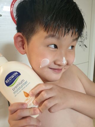 H365 Redwin Premium Moisturiser 레드윈 프리미엄 모이스춰라이저 500ml — 5점을 준 리뷰어가 2021년 4월 올린 사용 사진