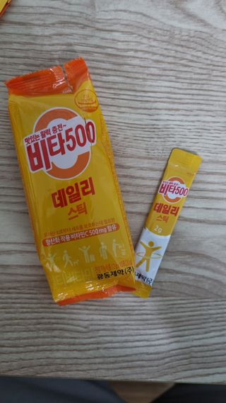 광동제약 [광동] 비타500데일리스틱 70포X2개 + 뚱랑이엽서 + 쇼핑백 증정 — 5점을 준 리뷰어가 2022년 1월 올린 사용 사진