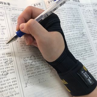 반테린서포터 손목 — 5점을 준 리뷰어가 2022년 4월 올린 사용 사진