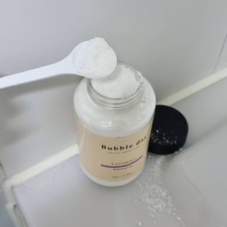 버블데이 아로마/과일 거품 입욕제 — 3.5점을 준 리뷰어가 2021년 7월 올린 사용 사진