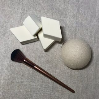 툴앤썸 로즈골드 에디션 치크or쉐딩 브러시+밀키 내추럴 스펀지+호빵 곤약 스펀지 — 5점을 준 리뷰어가 2021년 2월 올린 사용 사진