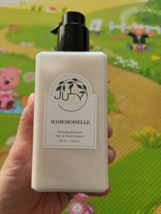 줄라이 모닝 _ JULY MORNING 줄라이모닝 하이드레이팅 퍼퓸드 바디앤핸드 에멀젼 — 5점을 준 리뷰어가 2022년 3월 올린 사용 사진