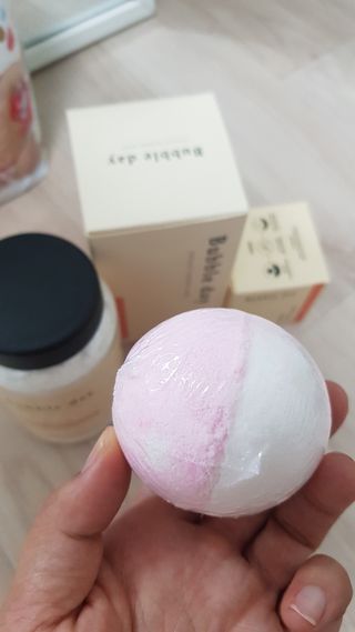버블데이 아로마/과일 거품 입욕제 — 5점을 준 리뷰어가 2021년 7월 올린 사용 사진