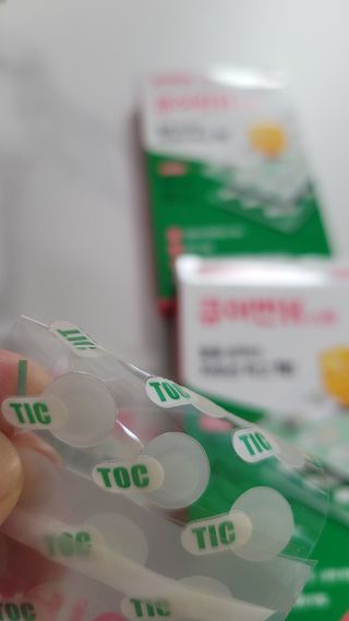 [큐어반H 스팟] 자외선 99프로 차단되는 스틱타입 스팟밴드(1팩 / 66매입) — 4.5점을 준 리뷰어가 2022년 11월 올린 사용 사진
