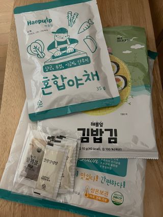 해풀잎 누구나 김밥*1ea [(혼합야채 35g *1ea,  김밥김 (5g, 5ea),  양념간장 (6g, 5ea), 참기름(5g, 2ea)] — 4.5점을 준 리뷰어가 2022년 9월 올린 사용 사진