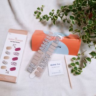 [네일가게] 햇빛에 닿으면 색이 변하는 신기한 햇살 반전 네일스티커 — 5점을 준 리뷰어가 2021년 8월 올린 사용 사진