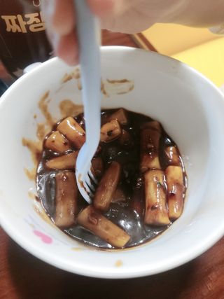 유비쿡 컵떡볶이 매운컵떡볶이2개/ 짜장컵떡볶이 2개  총 4개세트 — 5점을 준 리뷰어가 2021년 3월 올린 사용 사진