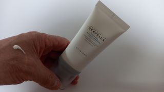 [스킨1004] 마다가스카르 센텔라 히알루-시카 워터핏 선세럼 50ml — 4.5점을 준 리뷰어가 2024년 5월 올린 사용 사진