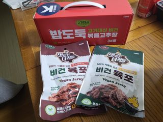 브랜드K 플래그십스토어 [브랜드K X 바이오믹스테크] 밥도둑 고기대신 비건 볶음 고추장 선물세트 + 맛있는 녀석들 비건육포 총 2봉 — 4.5점을 준 리뷰어가 2022년 1월 올린 사용 사진