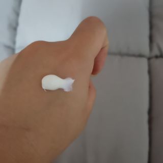 틱톡 [후르디아] 백탁NO! 화잘먹 수분광 선 에센스✨ — 4.5점을 준 리뷰어가 2023년 8월 올린 사용 사진