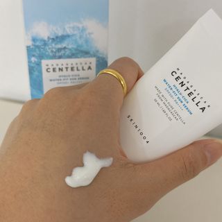 [스킨1004] 마다가스카르 센텔라 히알루-시카 워터핏 선세럼 50ml — 5점을 준 리뷰어가 2024년 5월 올린 사용 사진