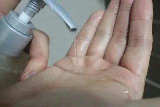 MOAMANEMUNAH 모아만에무나 플러스 두피 탈모 완화 기능성 샴푸 + 브러쉬 2종 세트 — 5점을 준 리뷰어가 2021년 10월 올린 사용 사진