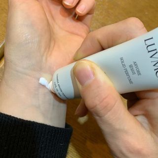 러브모아 향수 고체향수 승무원 고체향수 바르는 향수 니치향수 도손 우드세이지 앤 씨솔트 — 5점을 준 리뷰어가 2022년 12월 올린 사용 사진