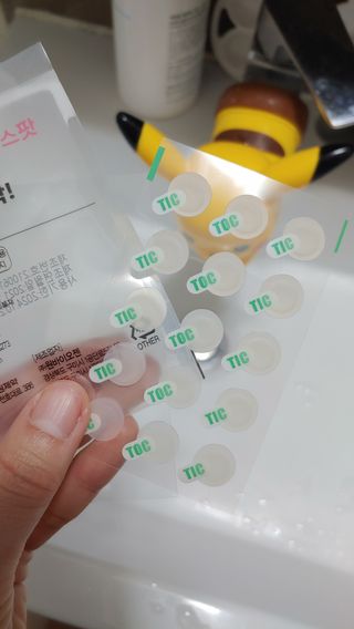 [큐어반H 스팟] 자외선 99프로 차단되는 스틱타입 스팟밴드(1팩 / 66매입) — 5점을 준 리뷰어가 2022년 11월 올린 사용 사진