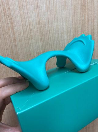 힐니스북 [힐마이넥]   거북목 통증완화를 위한 휴대용 목 안마기 — 5점을 준 리뷰어가 2022년 12월 올린 사용 사진