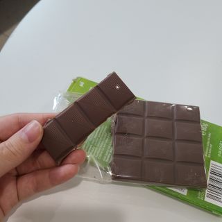 당류2g 자일리톨로 단맛을낸 슈카 퓨어비건 무설탕초콜릿 Xucker vegan 2개입 — 4점을 준 리뷰어가 2021년 4월 올린 사용 사진