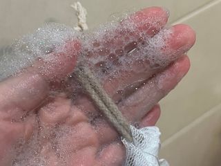 free [아토르] 9종 임상완료 아토르 다름 샴푸바_블랙  프리미엄 두피 케어 샴푸바 — 5점을 준 리뷰어가 2024년 5월 올린 사용 사진