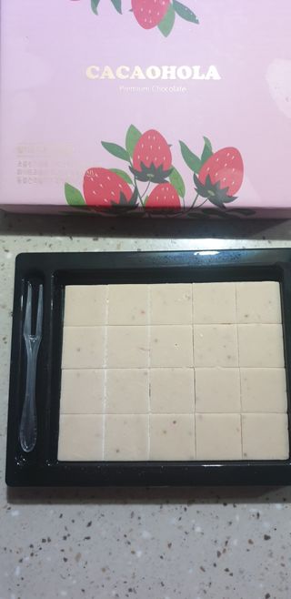연말/새해선물 딸기 초콜릿 종착역, 건딸기가 상큼하게 씹히는 카카올라 딸기생초콜릿 — 5점을 준 리뷰어가 2021년 10월 올린 사용 사진