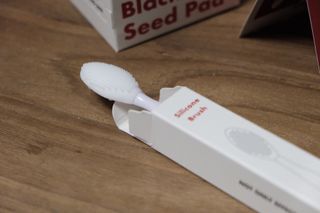 [자유펫] 고양이 턱드름 여드름 예방 및 제거 세트, 블랙씨드케어박스 — 5점을 준 리뷰어가 2021년 10월 올린 사용 사진