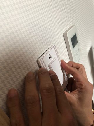 아카라 조명 스위치를 누워서 끄는 방법 (스마트 조명 스위치 2구 + 무선 리모트 스위치 1구 T1, 스마트 허브 E1) — 5점을 준 리뷰어가 2021년 12월 올린 사용 사진