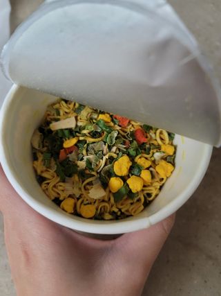 NISSIN 닛신 컵누들  4종 - 씨푸드오리지날, 씨푸드 스파이시, 씨푸드 커리, 씨푸드 XO소스 — 5점을 준 리뷰어가 2021년 11월 올린 사용 사진
