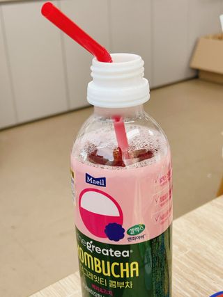 더그레잇티 콤부차 [매일유업] 더그레잇티 44kcal 콤부차 300ml *12개입 (오리지널 6개+베리리치 6개) — 5점을 준 리뷰어가 2023년 7월 올린 사용 사진