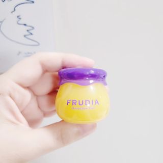틱톡 [후르디아] 튼입술해결템 올리브영 블루베리 하이드레이팅 허니 립밤 — 5점을 준 리뷰어가 2023년 12월 올린 사용 사진
