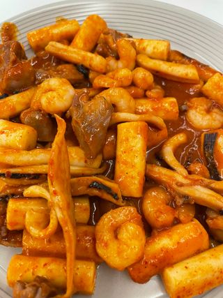 화끈한녀석들 새오똥400g 새우,오징어,똥집 볶음요리 소스,밀떡, 참기름 포함 — 5점을 준 리뷰어가 2022년 12월 올린 사용 사진