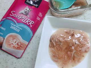 비타크래프트 고양이 수프 50g 3가지맛 x4팩씩 총 12팩 — 4점을 준 리뷰어가 2021년 8월 올린 사용 사진