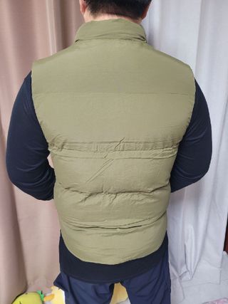 다운블로우 [카키] 179번지 남자 마운틴 무광 하이넥 패딩 조끼 YAN 7700 — 5점을 준 리뷰어가 2024년 12월 올린 사용 사진