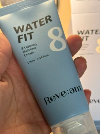 나우 [리브엠]피부 속부터 겹겹이, 촘촘하게! 워터핏8중 수분착붙 크림 — 5점을 준 리뷰어가 2025년 5월 올린 사용 사진