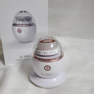 디하우트 랩 디하우트랩 클렌징 피부관리기 진동클렌저 실리콘+2종 인조모 브러시 — 5점을 준 리뷰어가 2021년 12월 올린 사용 사진