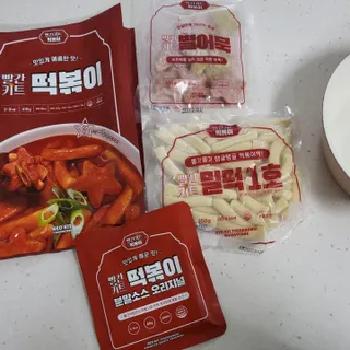 빨간키트 떡볶이 밀키트 2~3인분 매운맛 국물 떡볶이 만들기 쉬운 황금 레시피 분말 소스로 간편한 요리 — 5점을 준 리뷰어가 2021년 10월 올린 사용 사진