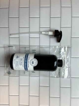 [닥터시드]슈퍼시드밤 리바이탈라이즈 샴푸 베베머스크향 1000ml — 5점을 준 리뷰어가 2024년 8월 올린 사용 사진
