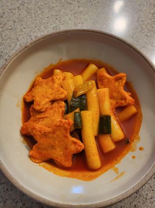 빨간키트 떡볶이 밀키트 2~3인분 매운맛 국물 떡볶이 만들기 쉬운 황금 레시피 분말 소스로 간편한 요리 — 5점을 준 리뷰어가 2021년 10월 올린 사용 사진