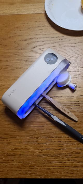 디하우트 랩 디하우트랩 UV 무선 칫솔살균기하루 8회 자동 살균 — 4.5점을 준 리뷰어가 2021년 11월 올린 사용 사진