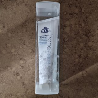 LCN(엘씨엔) LCN 리제너러티브 핸드크림 75ml 주름개선 고보습 재생핸드크림 — 5점을 준 리뷰어가 2022년 7월 올린 사용 사진