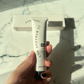멈칫(MUMCHIT) 넥퍼퓸 NECKPERFUME 2가지 향 — 5점을 준 리뷰어가 2021년 11월 올린 사용 사진