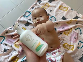 mom e 맘이 내추럴 베이비 케어 샴푸앤바스+로션 — 5점을 준 리뷰어가 2021년 1월 올린 사용 사진