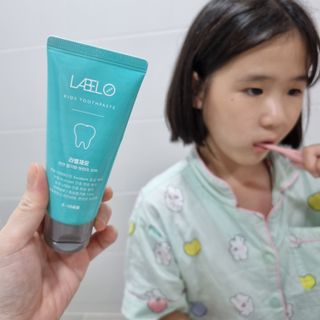 치과에서 쓰는 치약 _ 라벨제로 저불소 꼬마, 키즈, 유아, 베이비, 주니어 안전한 어린이치약 — 5점을 준 리뷰어가 2022년 11월 올린 사용 사진