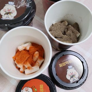 유비쿡 컵떡볶이 매운컵떡볶이2개/ 짜장컵떡볶이 2개  총 4개세트 — 5점을 준 리뷰어가 2021년 5월 올린 사용 사진