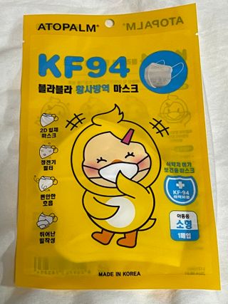 아토팜 블라블라 황사방역 마스크 KF94 — 4점을 준 리뷰어가 2021년 10월 올린 사용 사진